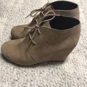 Dolce vita wedge suede shoes